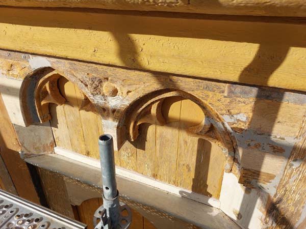 La restauration des sculptures sur bois du clocher